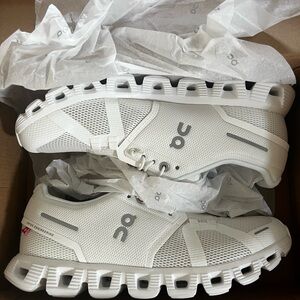 On Running Cloud 5 sneakers in Undyed-White